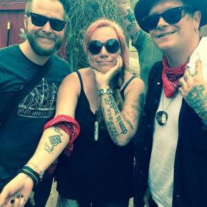 Event photo features: Sondra Freeman with Micah Schnabel and Shane Sweeney of Two Cow Garage. Photo by: Rhonda Lyne